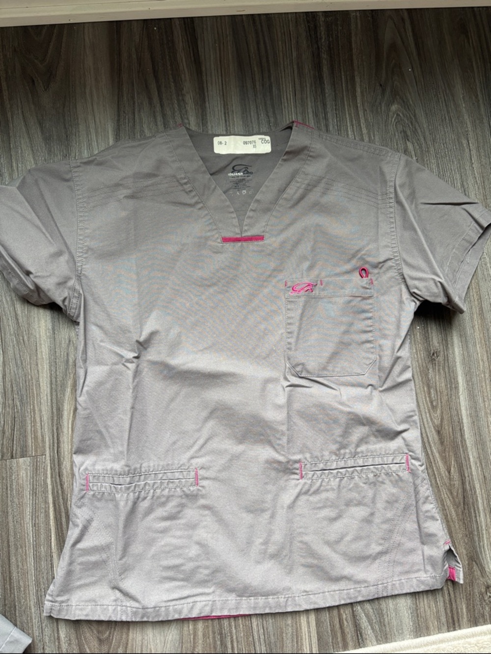Iguana med Grey Medical Scrub set with Pink Trim